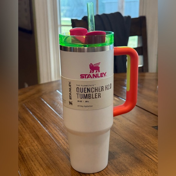 Stanley Quencher H2.0 Tumbler in White with Red Handle - Picture 1 of 6